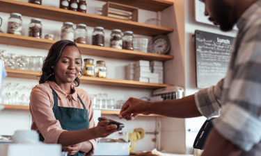 Homme noir réalisant un paiement par carte dans une boutique