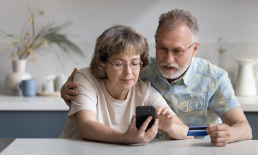 Couple de senior inquiets devant l'écran de leur téléphone portable